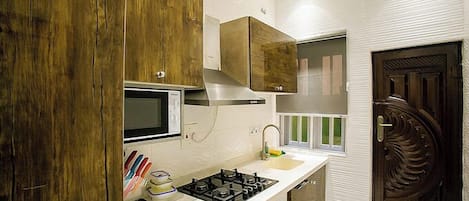 Departamento Deluxe, balcón, vista a la ciudad | Cocina privada | Refrigerador, microondas, horno y parrilla de estufa