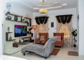 Departamento Deluxe, balcón, vista a la ciudad | Área de sala de estar