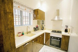 Appartamento Deluxe, balcone, vista città | Cucina privata | Frigorifero, microonde, forno, piano cottura