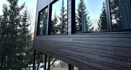 Immerse yourself in nature, perched in the forest!