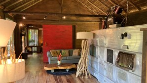 Una sala de estar acogedora con un sofá, una mesa de centro y una caravana vintage.