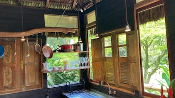 Comfort Bungalow, Ocean View | Private kitchen | Toaster