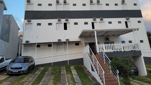 A multi-story building with the sign "HOTEL VIRAGOPOS" at the top. - Hotel Viracopos de Indaiatuba Ltda EPP (Indaiatuba)
