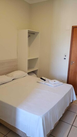 Habitación doble estándar | Espacio para trabajar con laptop y wifi gratis