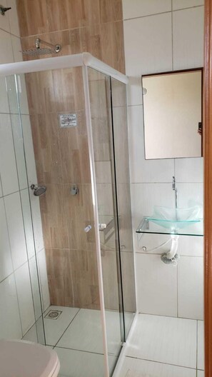 A bathroom with a glass shower enclosure, a glass sink, and a mirror above the sink. - Hotel Viracopos de Indaiatuba Ltda EPP (Indaiatuba)