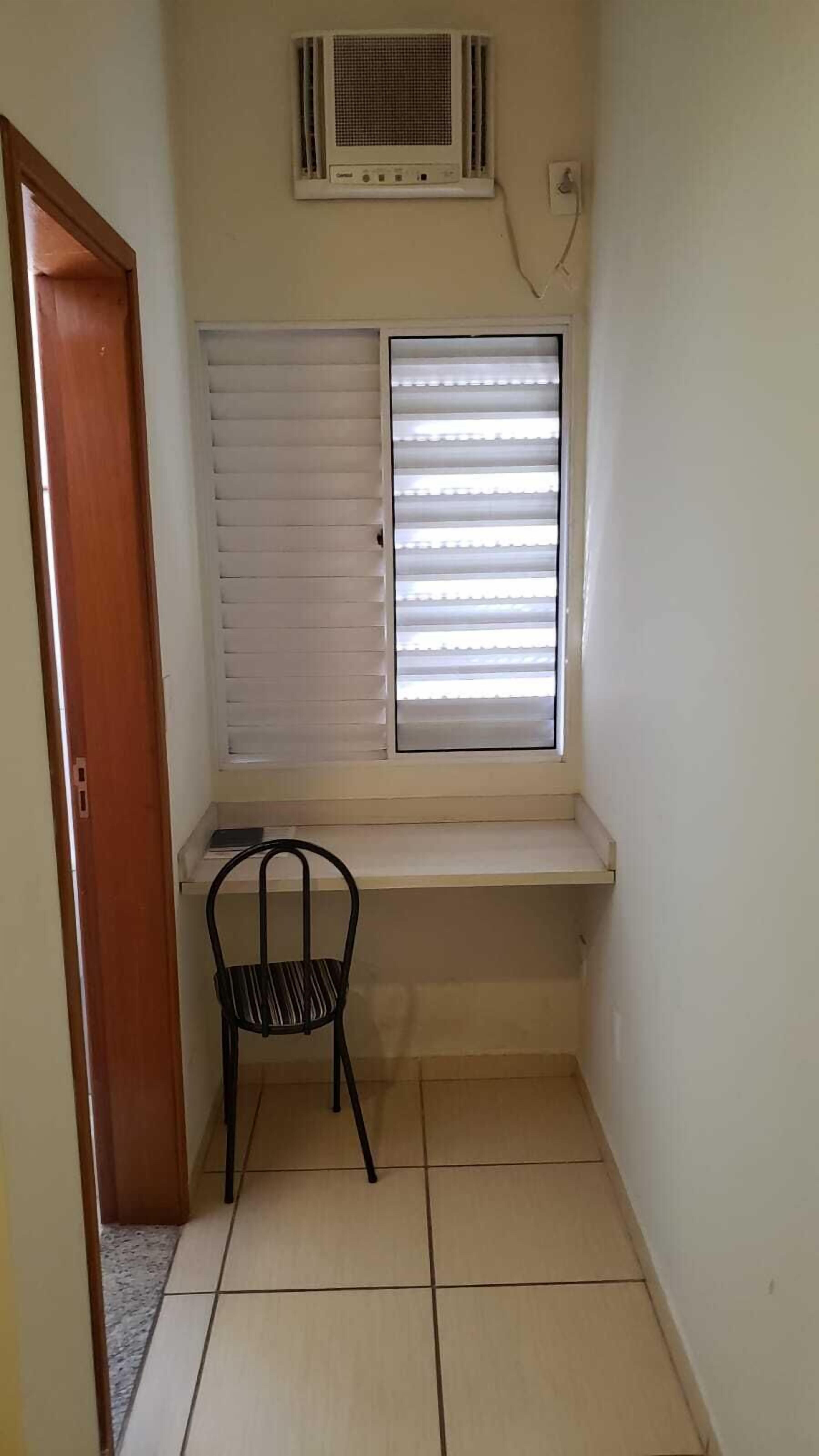 Quarto solteiro standard | Espaço de trabalho para notebook, Wi-Fi de cortesia