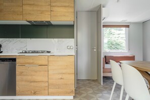 Mobil home (Amande) | مطبخ خاص | كرسي للأطفال، مواد تنظيف، مجمّد