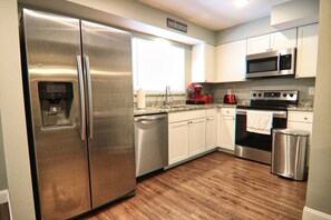 冷蔵庫、電子レンジ、オーブン、コンロ