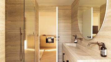 Apartment | Bathroom | Hair dryer, towels, shampoo