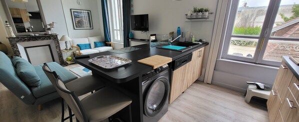 Interior - 200m from the beach, shops and market 100m away, cosy apartment in the town center (Villers-sur-Mer)