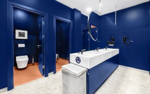 Een douche, een regendouche, een haardroger, pantoffels
