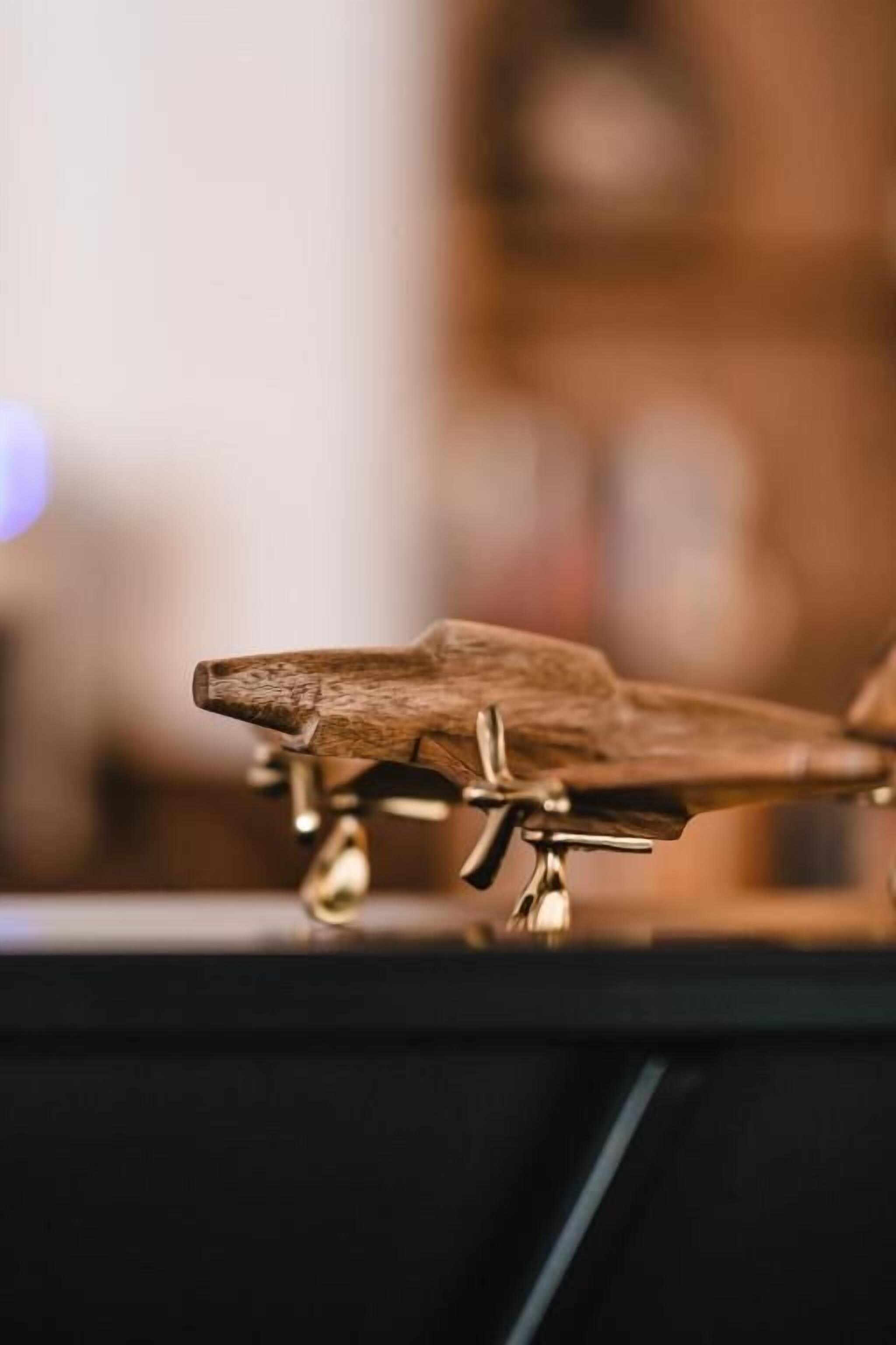 Un objet en bois, possiblement un meuble, comportant des éléments métalliques.