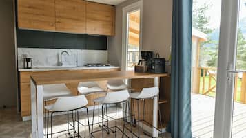 Mobile Home | Private kitchen | Fridge, microwave, stovetop, high chair