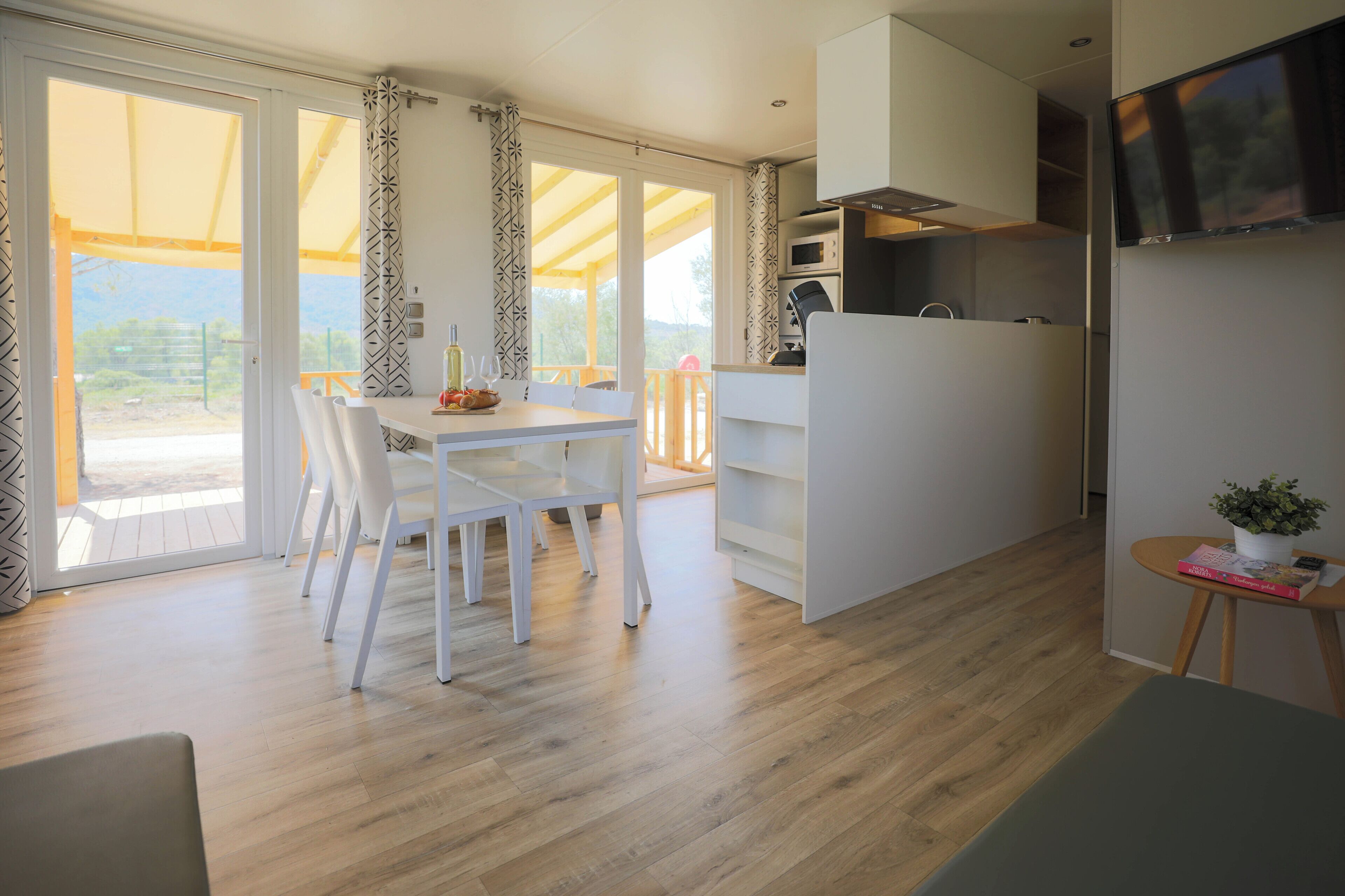 Mobile Home (Urval) | Living area | 20-cm flat-screen TV with cable channels