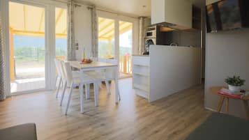 Mobile Home (Urval) | Living area | 20-cm flat-screen TV with cable channels