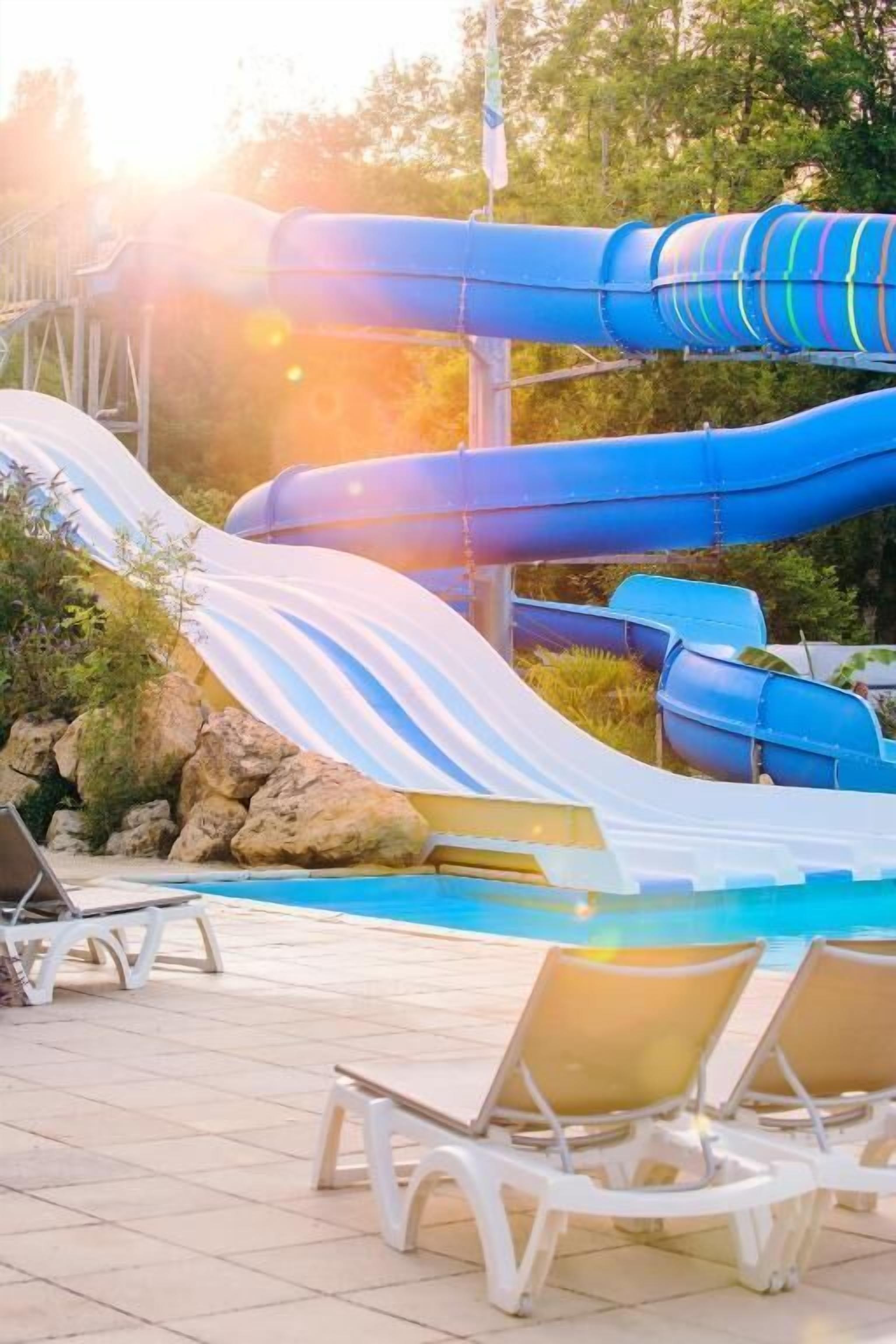 Indendørs pool, sæsonbestemt udendørs pool, liggestole