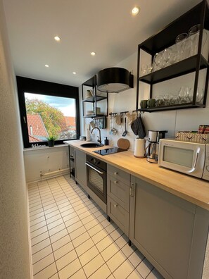 Fridge, microwave, oven, stovetop - Vacation apartment Auszeit am Kurpark. Right in the old town! (Bad Salzuflen)