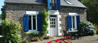 Cosy detached stone cottage with garden and parking