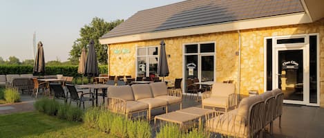 تناول الطعام بالخارج