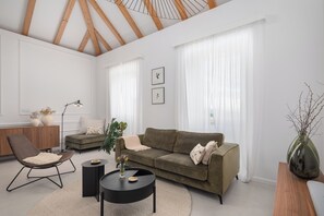 Smart TV, fireplace, books, stereo - Charming 3-bedroom Villa Emelie with fitness room, sauna and private pool (Zastolje)