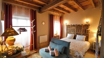 4 bedrooms, iron/ironing board, travel cot, WiFi