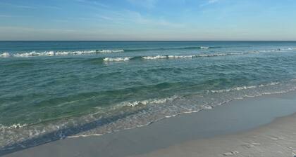 Niceville FL Charming 2-bedroom house with WiFi, AC OUTDOOR kitchen and LR