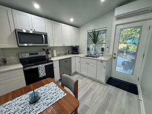 Microwave, oven, stovetop, dishwasher - Niceville FL Charming 2-bedroom house with WiFi, AC OUTDOOR kitchen and LR (Niceville)