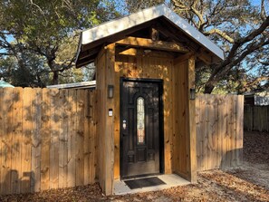 Exterior detail - Niceville FL Charming 2-bedroom house with WiFi, AC OUTDOOR kitchen and LR (Niceville)
