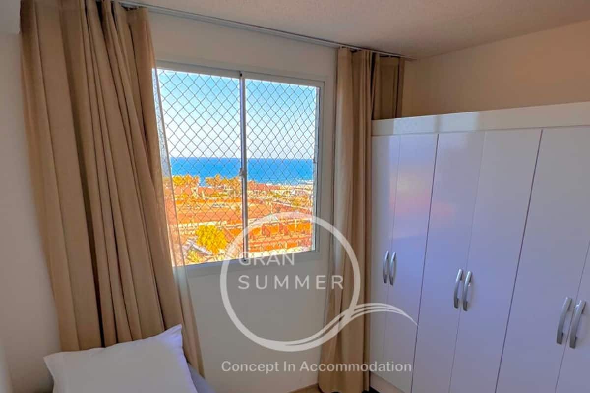 Apartament bàsic | 1 dormitori, cortines opaques i planxa i posts de planxar