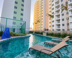 Una piscina al aire libre, sillones reclinables de piscina