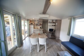 Asuntovaunu (Vigne) | Yksityinen keittiö | Jääkaappi, mikroaaltouuni, uuni, liesi