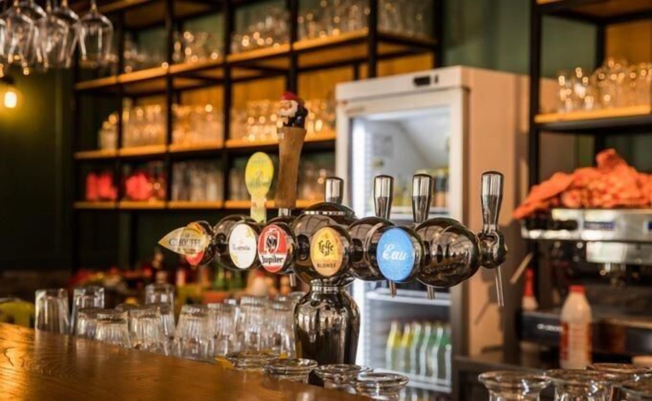Bar (trong khuôn viên)