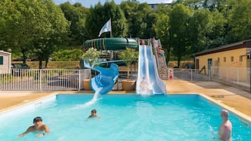 Piscine extérieure (ouverte en saison), parasols de plage