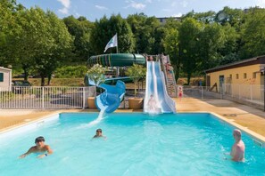 Una piscina al aire libre de temporada, sombrillas, tumbonas