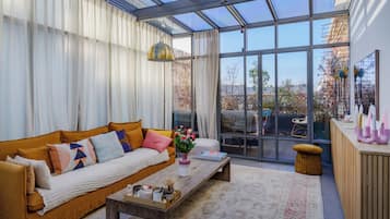 Apartment, City View | Living area