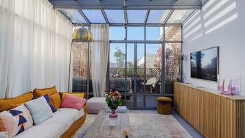 Apartment, City View | Living area