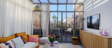 Apartment, City View | Living area