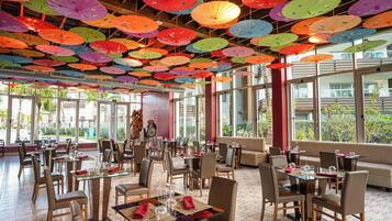 3 restaurantes; se sirven comidas y cenas