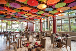 3 restaurants, lunch, dinner served; Asian cuisine - Bakour Punta Cana Suites (Punta Cana)