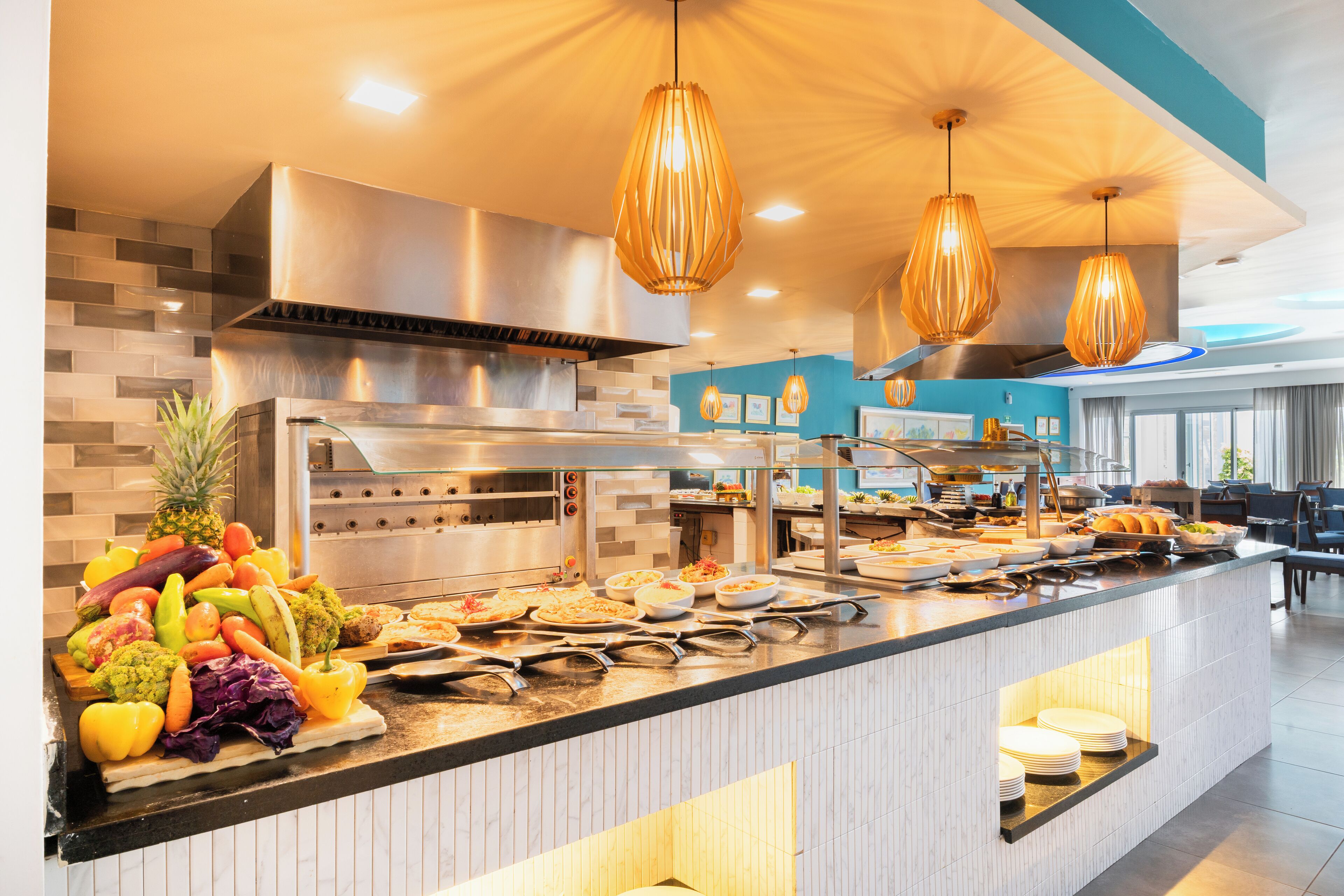 Un buffet proposant une variété de plats et une présentation attrayante de fruits.