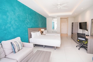 2 bedrooms, hypo-allergenic bedding, free minibar, in-room safe