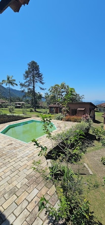 Una piscina al aire libre. Pousada Alto Pirapitinga