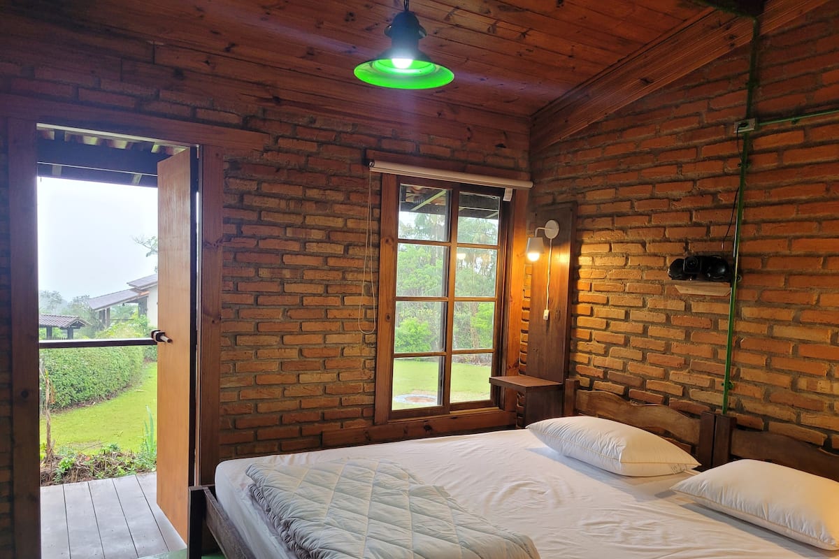 Habitación básica con 2 camas individuales, vista a la montaña | 1 habitación y wifi gratis