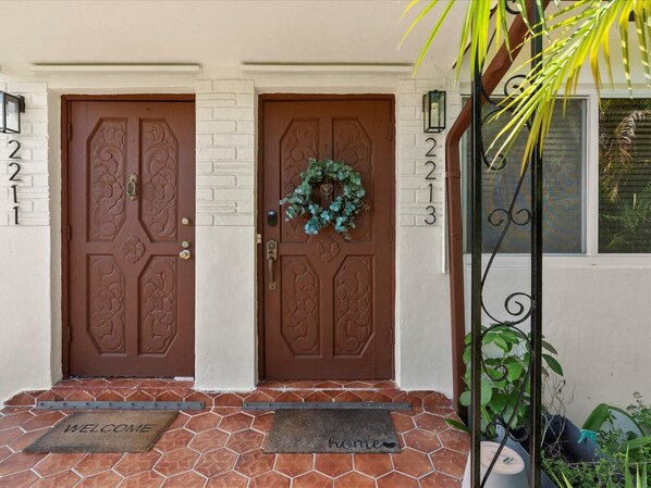 Exterior detail - safe and convenient villa w/ great energy&vibes near airport w/ workspace & WiFi (Miami)