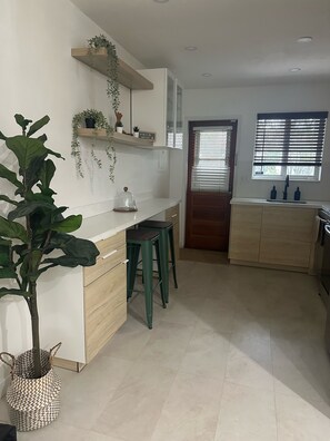 Fridge, microwave, oven, stovetop - safe and convenient villa w/ great energy&vibes near airport w/ workspace & WiFi (Miami)