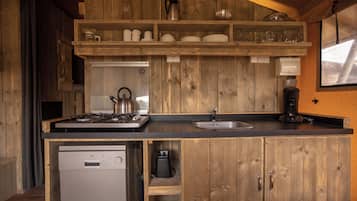 Safari Tent (Grimaud) | Privat køkken | Mikrobølgeovn, kogeplade, højstol
