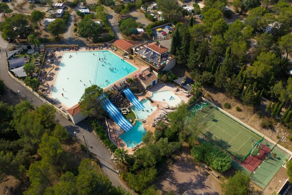 Seasonal outdoor pool, pool umbrellas, sun loungers