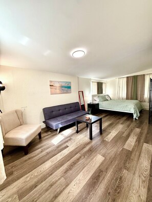 1 bedroom, iron/ironing board, WiFi, bed sheets - Cozy studio, centrally located, WiFi, free parking, pet friendly (West Park)