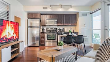 Condo tiện nghi đơn giản | Bếp riêng | Tủ lạnh, lò vi sóng, lò nướng, bếp nấu