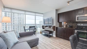 Condo Deluxe | Khu phòng khách | Smart TV, Netflix, dịch vụ stream